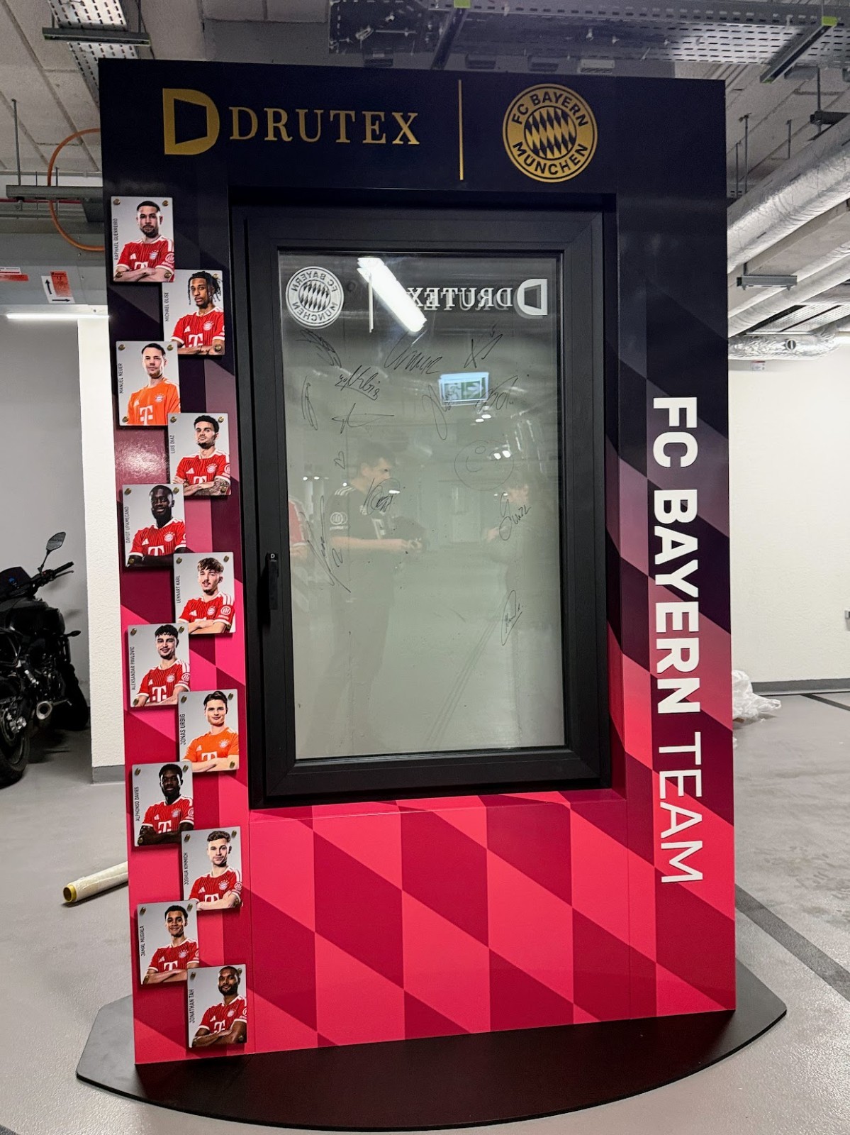FC BAYERN TEAM SIGNED WINDOW - UNIQUE PRESTIGIOUS COLLECTOR'S ITEM