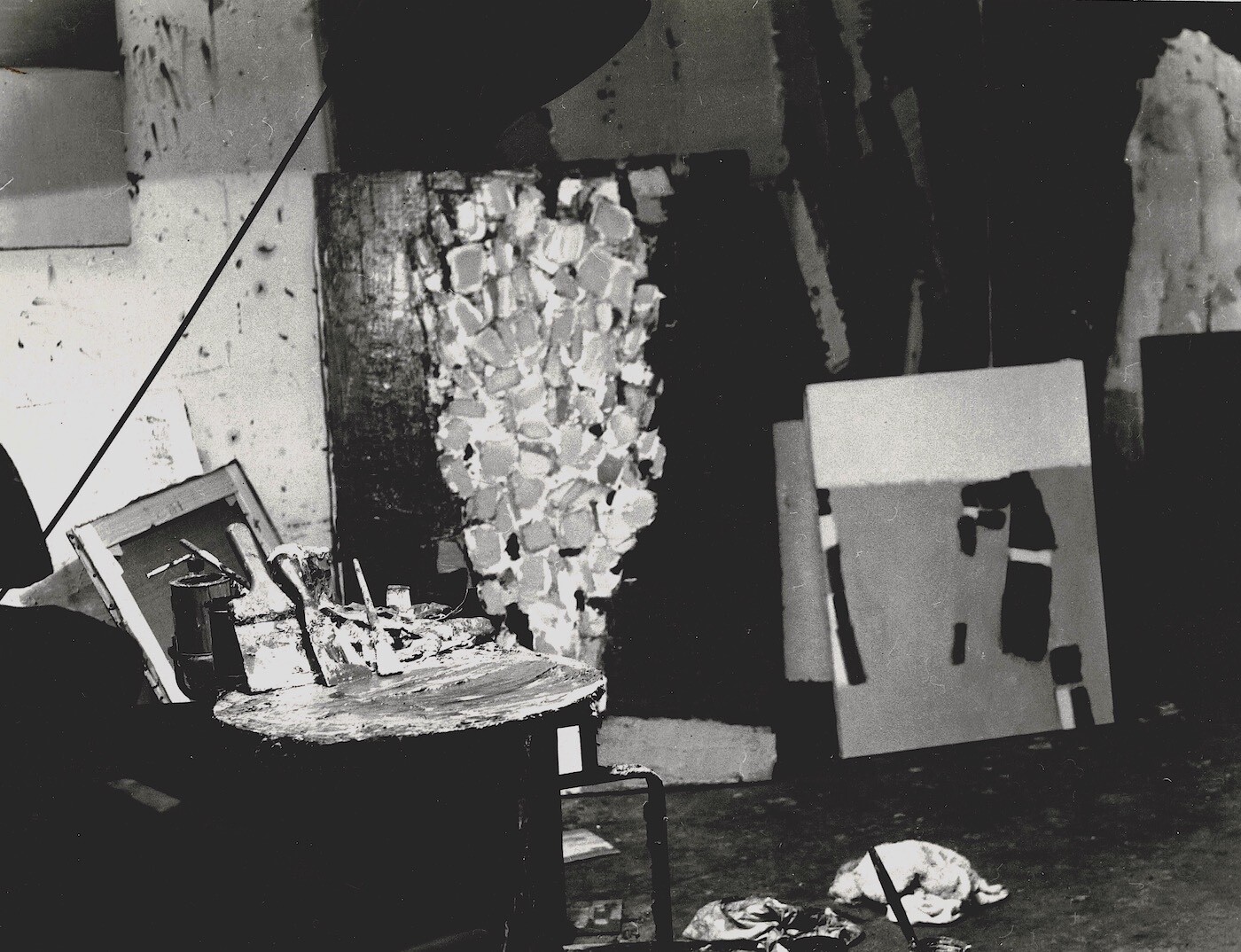 L'atelier de Nicolas de STAËL. Original photograph by Denise Columbus. 1954.