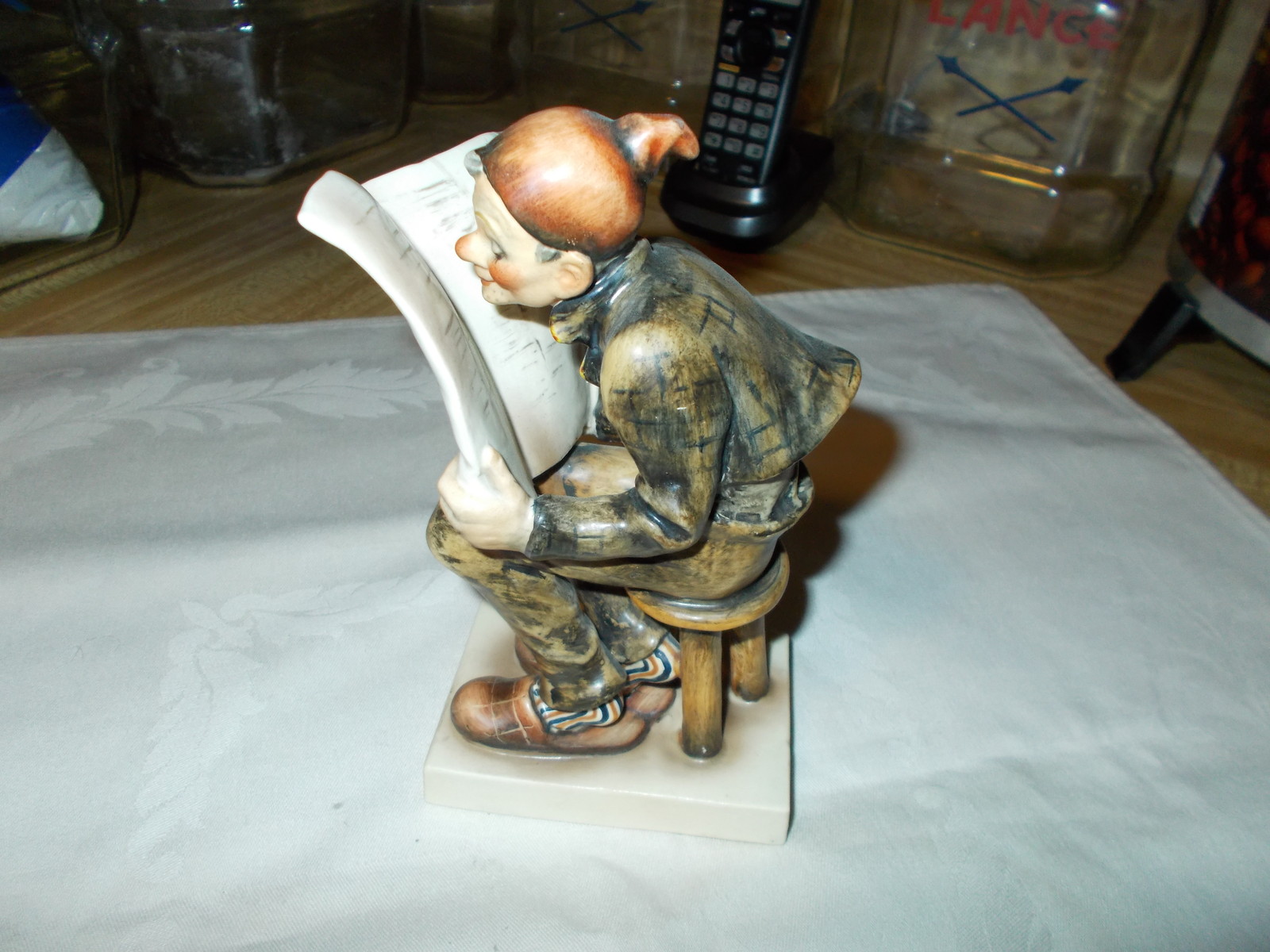 RARE HUMMEL LITTLE OLD MAN READING A NEWSPAPER #181 THERE ARE ONLY A FEW MADE RARE HUMMEL LITTLE OLD MAN READING A NEWSPAPER #181 THERE ARE ONLY A FEW MADE