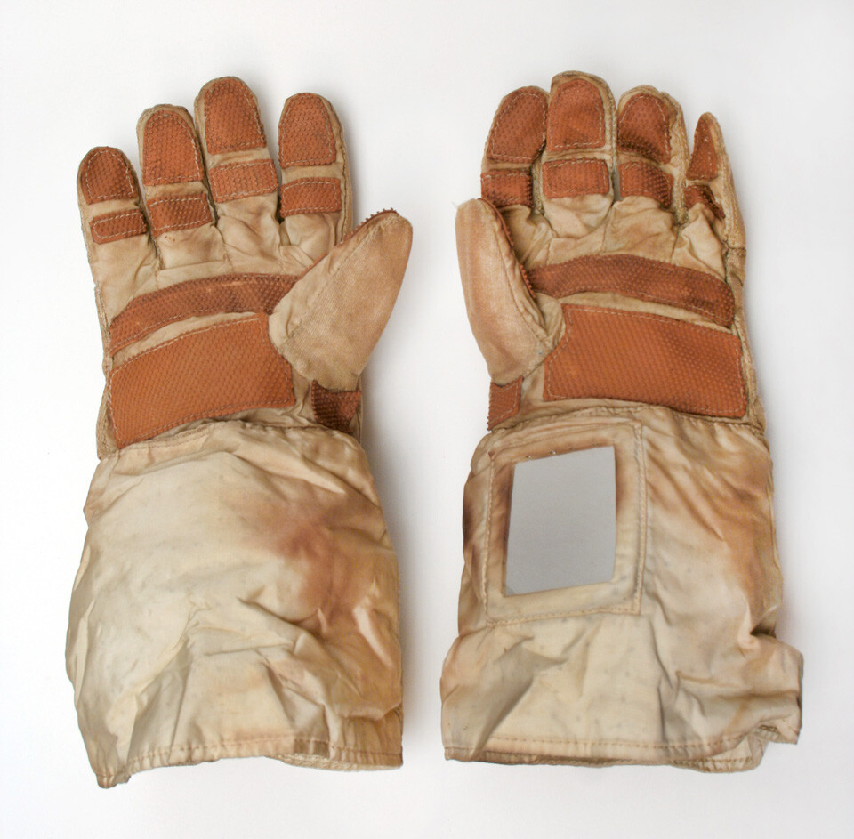 PAIR OF GLOVES FOR SOVIET MOONWALKER SPACESUIT *KRECHET* PAIR OF GLOVES FOR SOVIET MOONWALKER SPACESUIT *KRECHET*