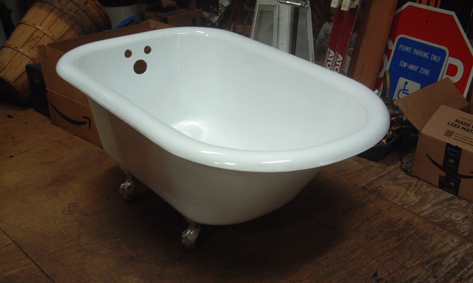Bath Tub Rare 1927 Baby Claw 41X23X17 soak area Fits on 4 Ft. Space 30 in. wide. Bath Tub Rare 1927 Baby Claw 41X23X17 soak area Fits on 4 Ft. Space 30 in. wide.