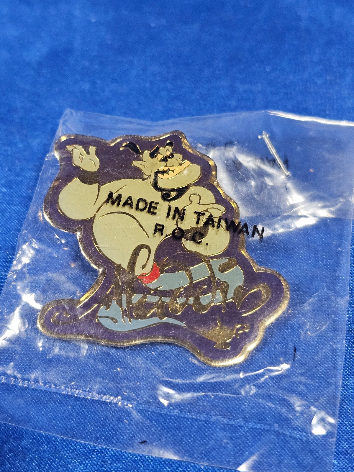 Authintic Disney Genie from Aladdin With Lamp Pin 1992 Rare Movie Theater Promo