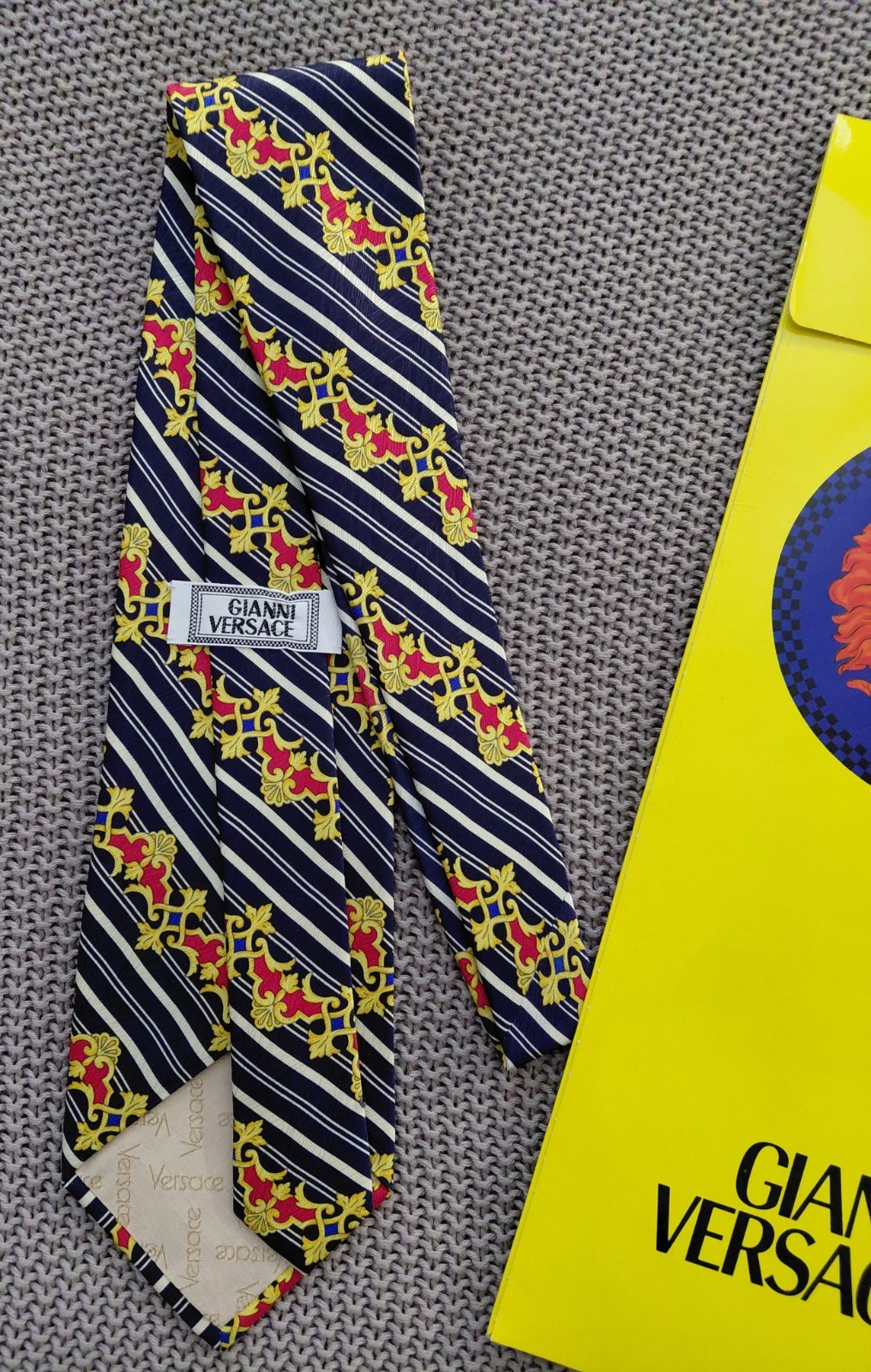 VERSACE SILK TIE. \
