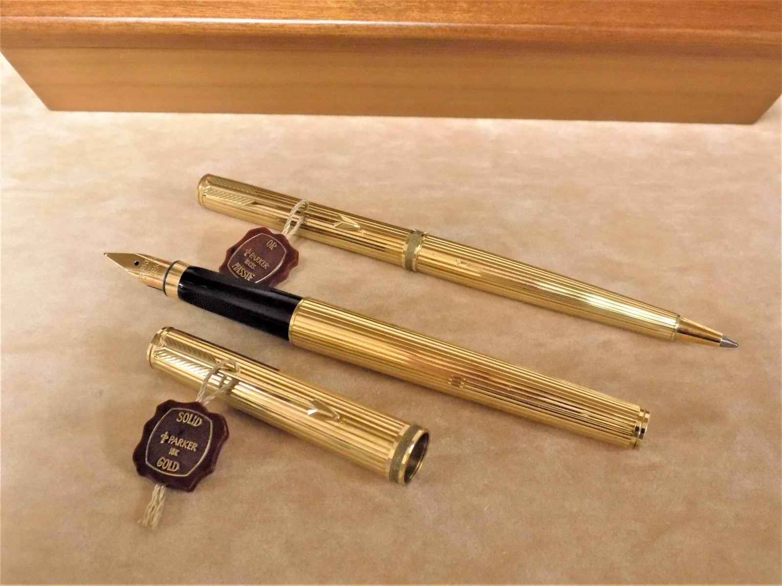 VINTAGE EXTREMELY RARE 18K SOLID GOLD PARKER PREMIER FOUNTAIN & BALL PEN SET NOS VINTAGE EXTREMELY RARE 18K SOLID GOLD PARKER PREMIER FOUNTAIN & BALL PEN SET NOS