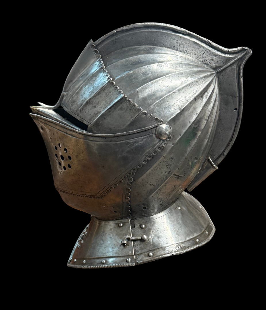 STUNNING AND ELEGANT FLUTED CLOSE HELMET, CIRCA 1600 STUNNING AND ELEGANT FLUTED CLOSE HELMET, CIRCA 1600