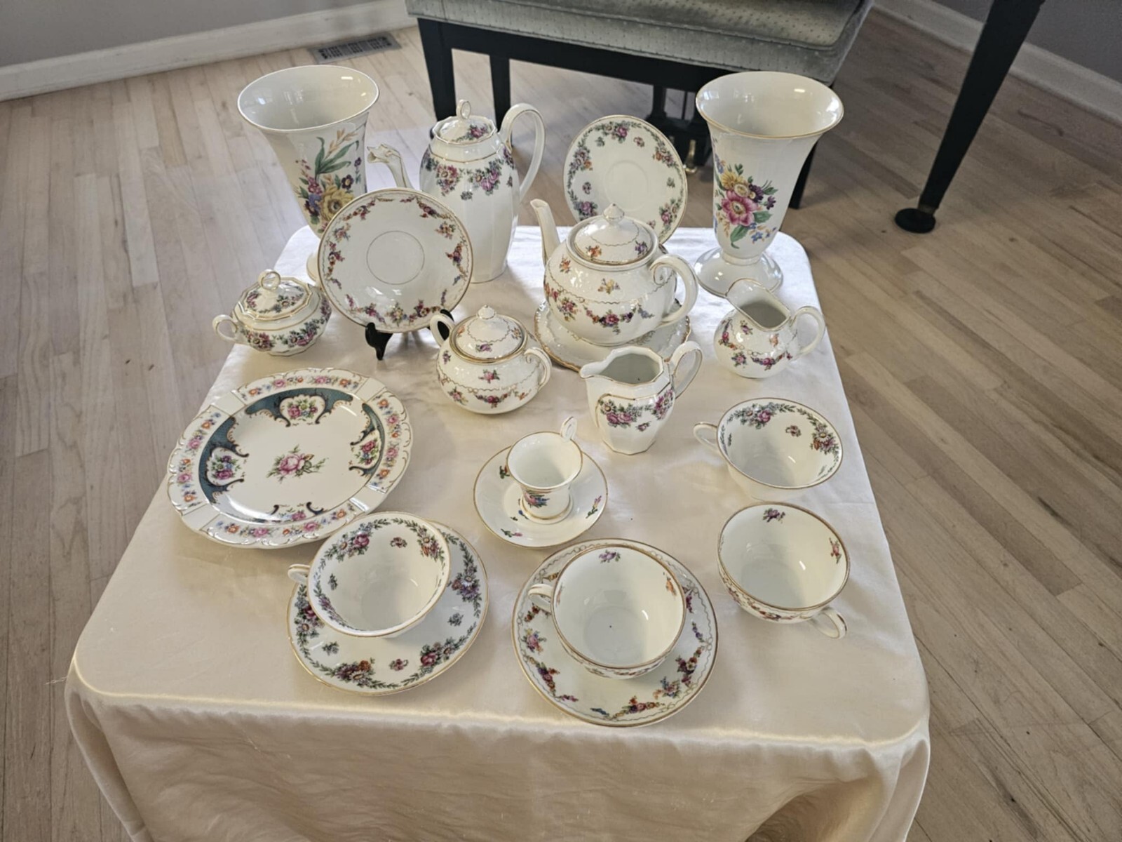 Antique Royal Albert Porcelain China Tea Set - 22 Pieces Antique Royal Albert Porcelain China Tea Set - 22 Pieces