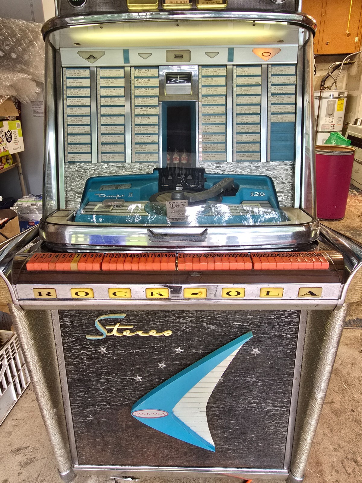 Rockola Tempo 2 Jukebox with wallboard and over 1000 45rpm. Rockola Tempo 2 Jukebox with wallboard and over 1000 45rpm.