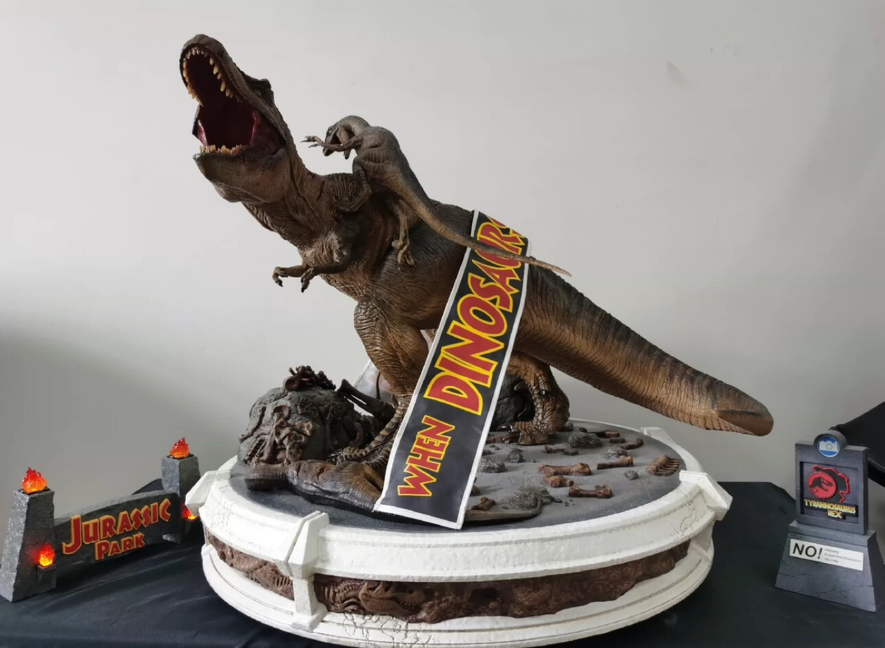 Prime 1 Studio P1S LMCJP-07 Rotunda T-Rex VS Velociraptor 1/8 Dinosaur Statue Prime 1 Studio P1S LMCJP-07 Rotunda T-Rex VS Velociraptor 1/8 Dinosaur Statue