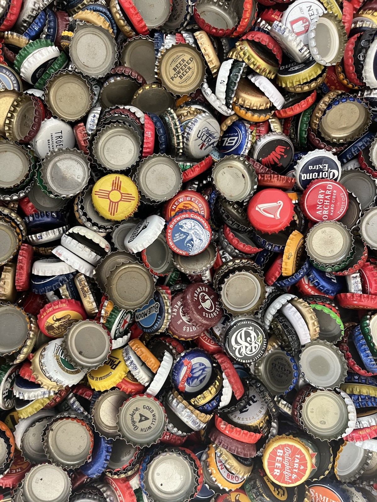 RANDOM 1,000 DOMESTIC/CANADA BEER BOTTLE CAPS.HUGE VARIETY(+200 DIFFERENT KINDS) RANDOM 1,000 DOMESTIC/CANADA BEER BOTTLE CAPS.HUGE VARIETY(+200 DIFFERENT KINDS)
