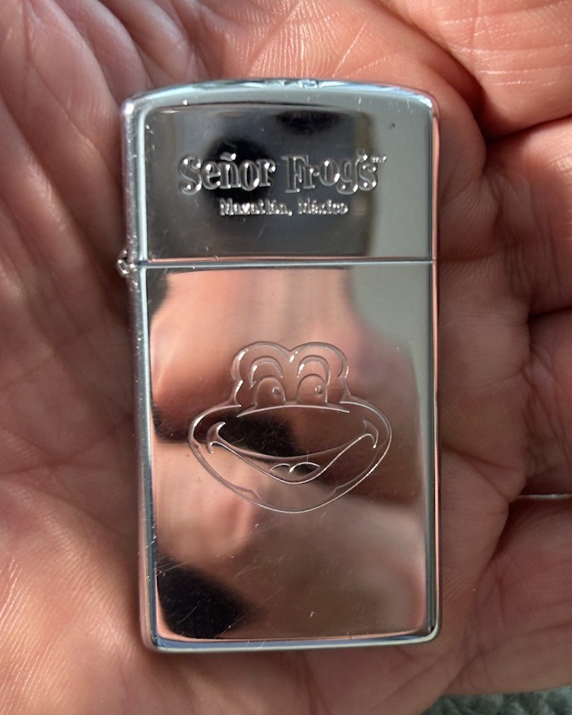Rare Senor Frogs Zippo Lighter Minty Excellent Working