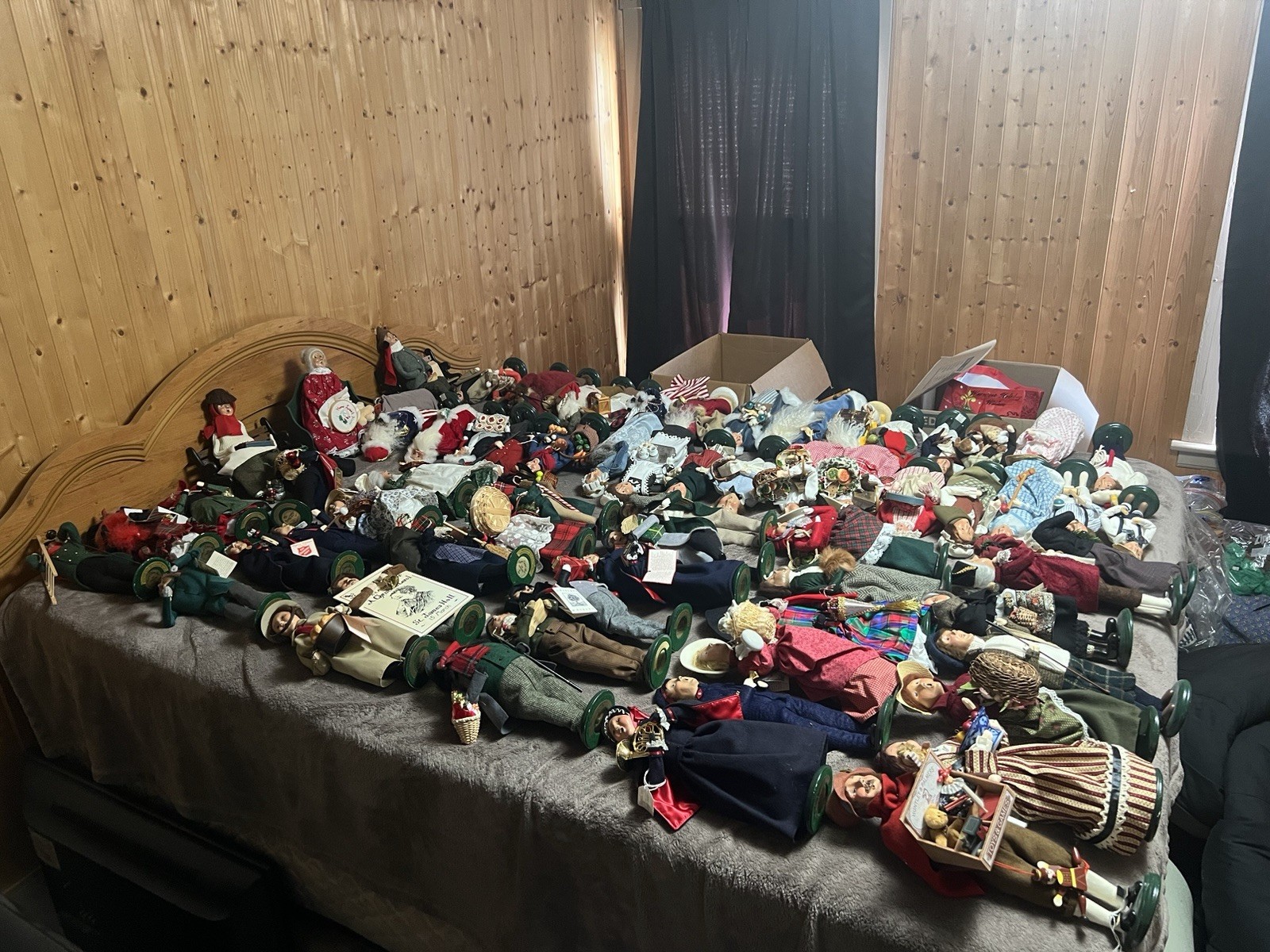 LARGE COLLECTION OF BYERS’ CHOICE CAROLERS: 125+ DOLLS