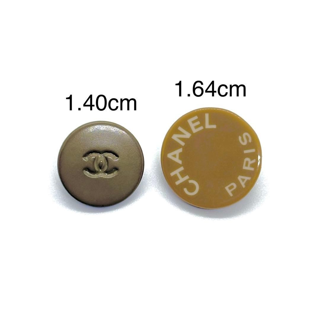 CHANEL vintage buttons (plastic) brown (14mm) and camel (16mm) set of 2