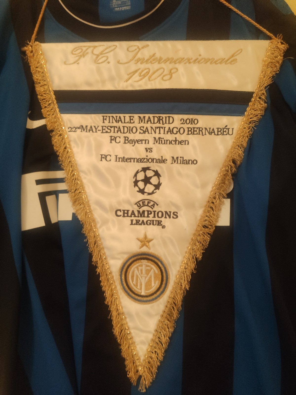 INTER PENNANT/FINAL PENNANT CHAMPIONS LEAGUE 2010 TRIPLE ISSUED INTER PENNANT/FINAL PENNANT CHAMPIONS LEAGUE 2010 TRIPLE ISSUED