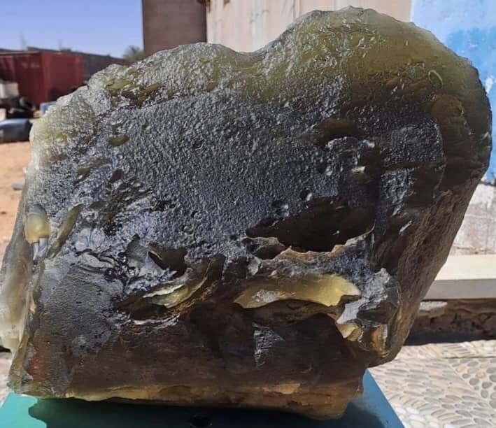 Libyan Desert Glass Meteorite Tektite impact specimen( 18 Kg) Cristobalite Dark Libyan Desert Glass Meteorite Tektite impact specimen( 18 Kg) Cristobalite Dark