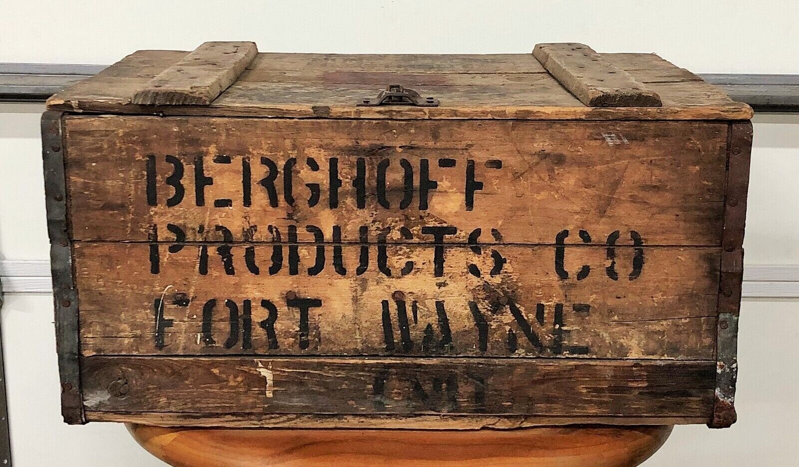 Antique BERGHOFF BEER Fort Wayne Indiana Hinged Divided Wood Crate Box Antique BERGHOFF BEER Fort Wayne Indiana Hinged Divided Wood Crate Box