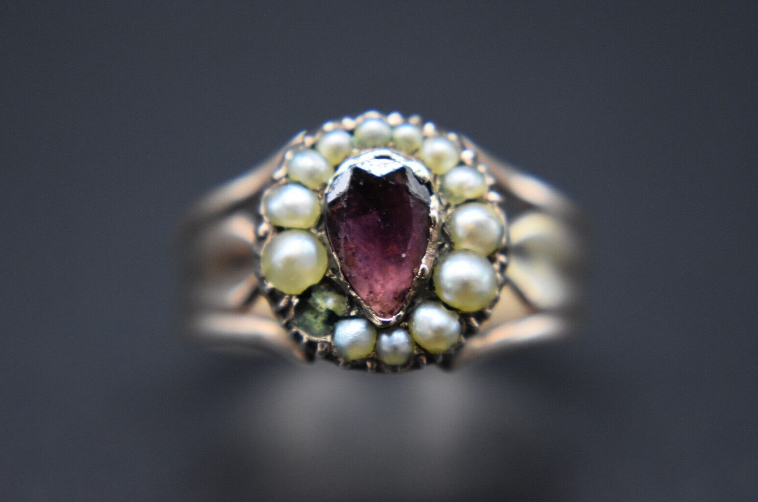 Superb 17th century rose gold ring bearing pearls and garnet Superb 17th century rose gold ring bearing pearls and garnet