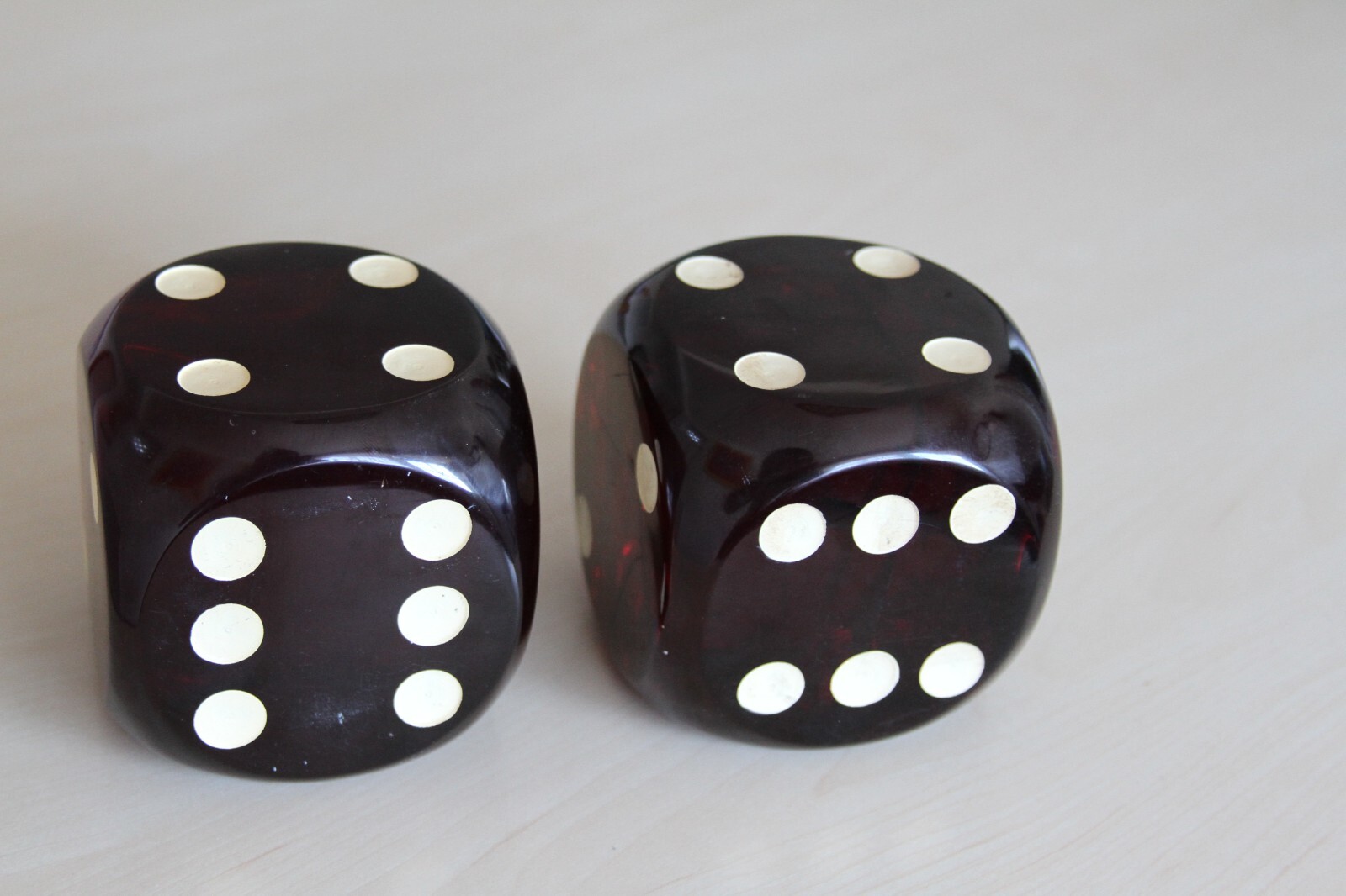 2x VINTAGE RARE BAKELITE 700grams - 8.5 CM RARE CUBE BAKELITE CATALIN NICE 2x VINTAGE RARE BAKELITE 700grams - 8.5 CM RARE CUBE BAKELITE CATALIN NICE