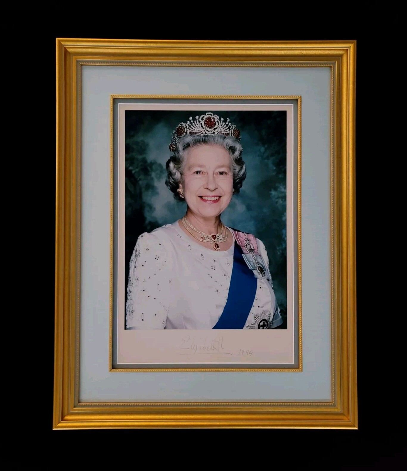 Queen Elizabeth II Signed Royal Presentation Portrait Photograph Terry O'Neill Queen Elizabeth II Signed Royal Presentation Portrait Photograph Terry O'Neill