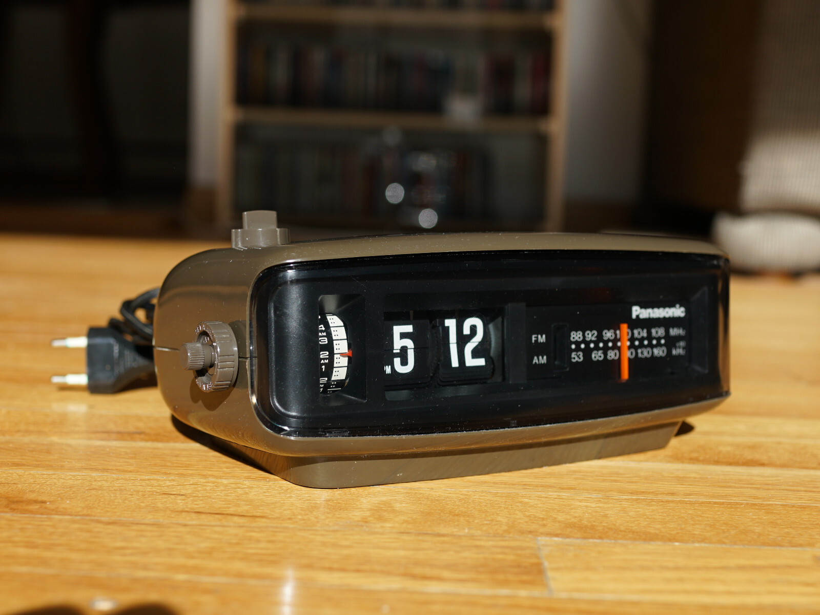 Panasonic Flip Clock Alarm Vintage Radio Eames Danish 60Hz 50Hz 220v 110v Panasonic Flip Clock Alarm Vintage Radio Eames Danish 60Hz 50Hz 220v 110v