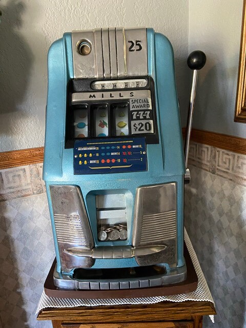 1944 Mills 25 Cent slot gambling machine Great Condition Book And Table Included 1944 Mills 25 Cent slot gambling machine Great Condition Book And Table Included