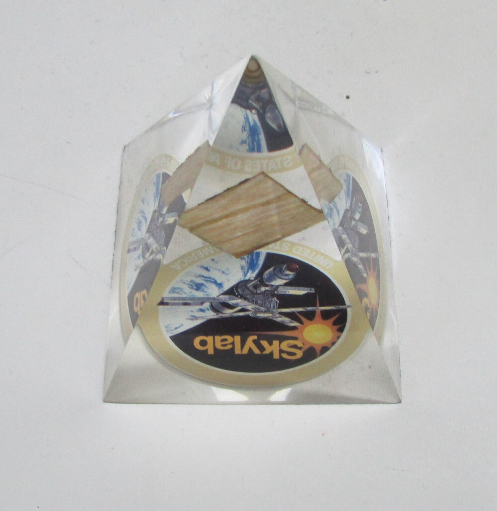 SKYLAB DEBRIS PRESENTATION PYRAMID VERY RARE MINT CONDITION FULLY AUTHENTICATED SKYLAB DEBRIS PRESENTATION PYRAMID VERY RARE MINT CONDITION FULLY AUTHENTICATED