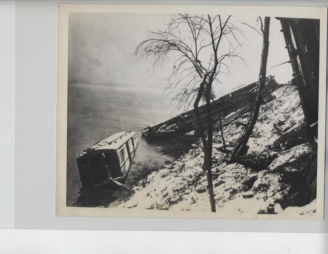 BADEN PA ORIGINAL PHOTO TRAIN WRECK VINTAGE 6 1/2 X 8 1/2 INCH RAILROAD 1941 BADEN PA ORIGINAL PHOTO TRAIN WRECK VINTAGE 6 1/2 X 8 1/2 INCH RAILROAD 1941