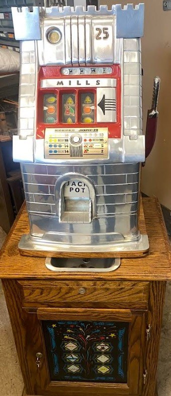 Mills 25c Slot Machine / Oak Stand Circa 1950 Mills 25c Slot Machine / Oak Stand Circa 1950