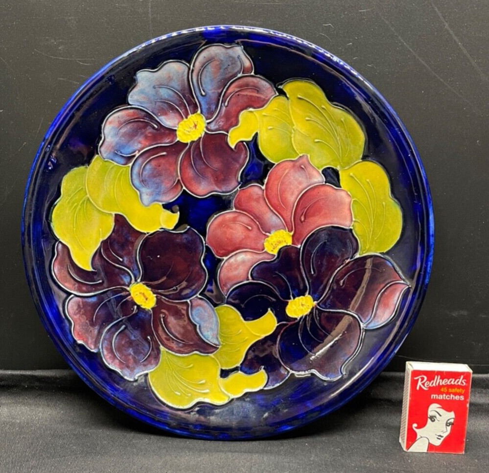 1950-1986 TUBE LINED WALTER MOORCROFT CLEMATIS FLOWERS COBALT BACK 26 CM PLATE