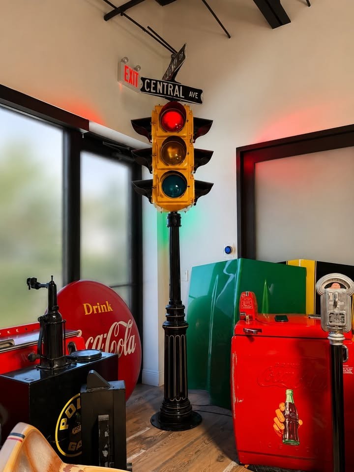 Vintage 1940's four-way traffic light Rare and impressive. Vintage 1940's four-way traffic light Rare and impressive.