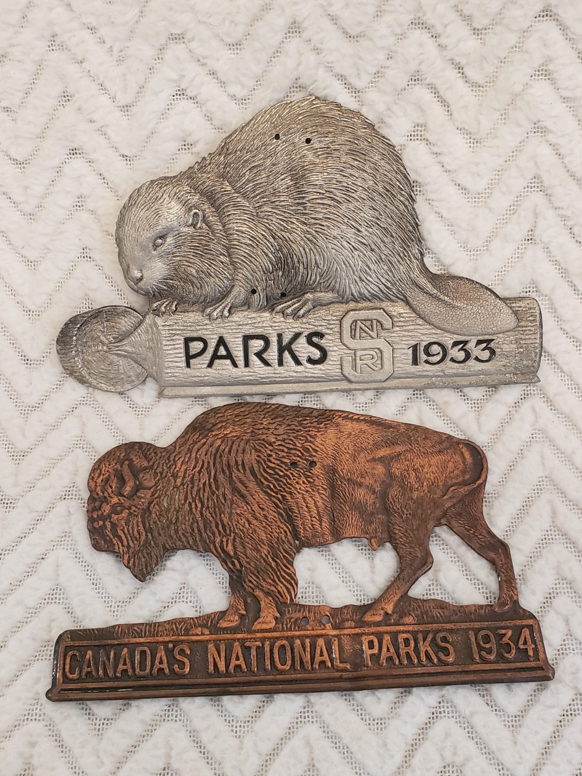 1933 1934 Canada's Saskatchewan National Parks Beaver Bison License Plate Badges