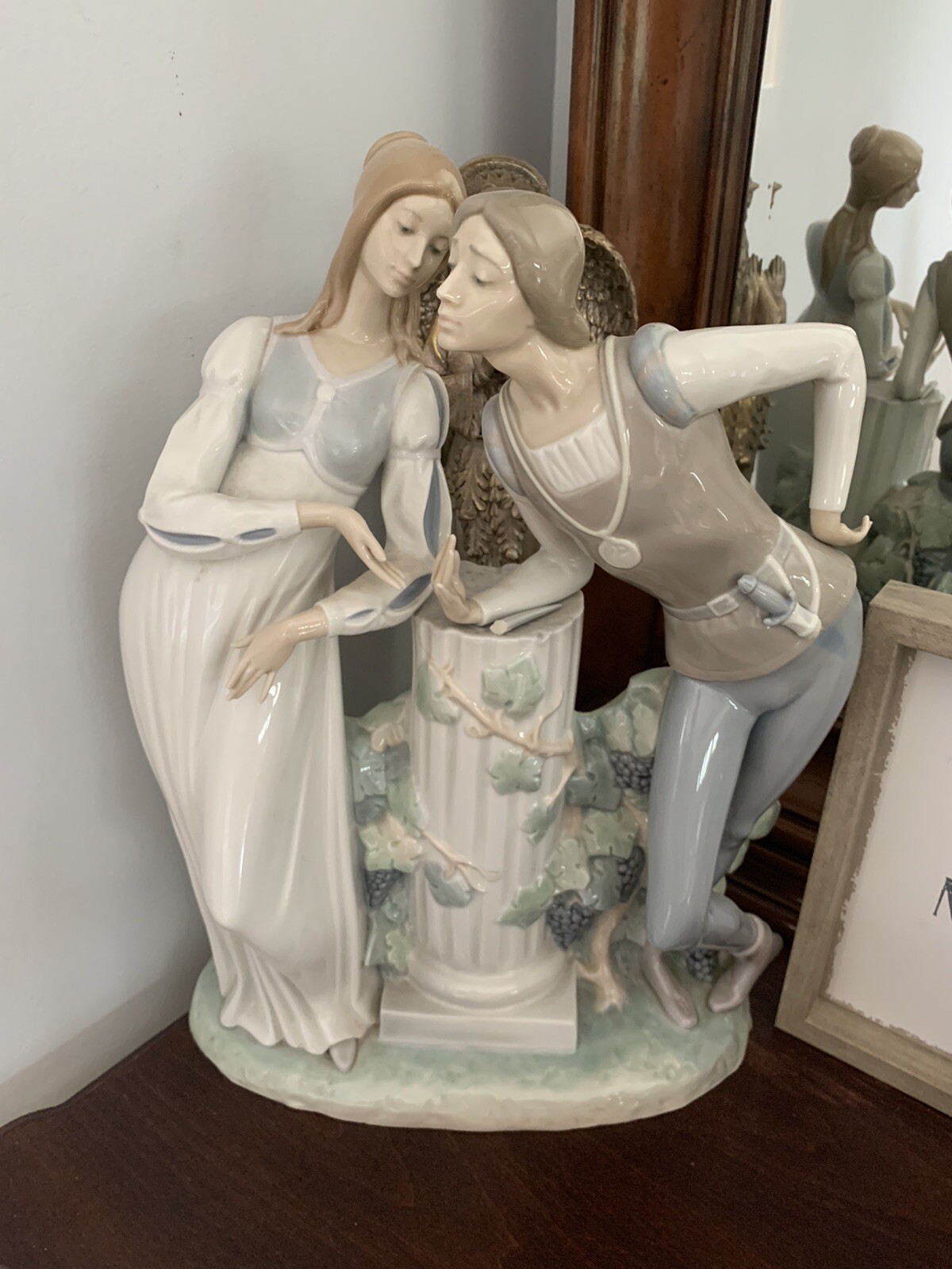 lladro Man and woman leaning on column lladro Man and woman leaning on column