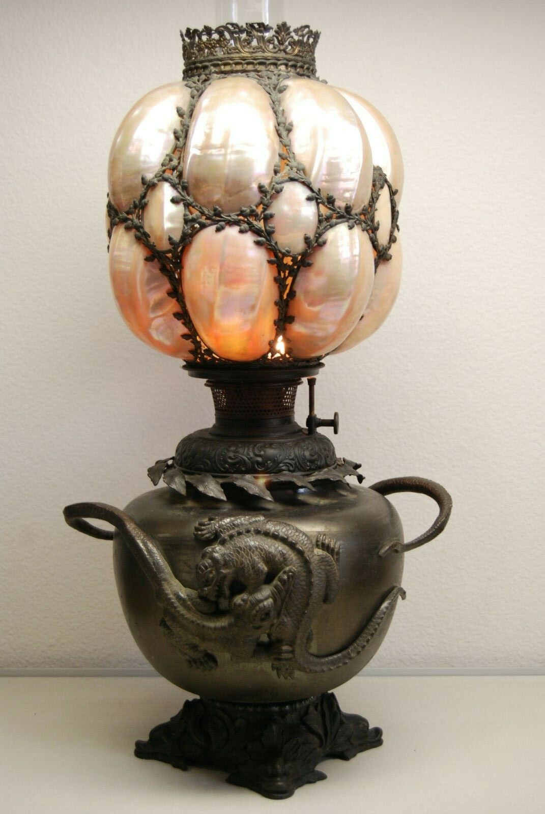 ANTIQUE SEA SHELLS ART NOUVEAU B&H GWTW SNAKE ALIGATOR ASIAN KEROSENE OIL LAMP ANTIQUE SEA SHELLS ART NOUVEAU B&H GWTW SNAKE ALIGATOR ASIAN KEROSENE OIL LAMP