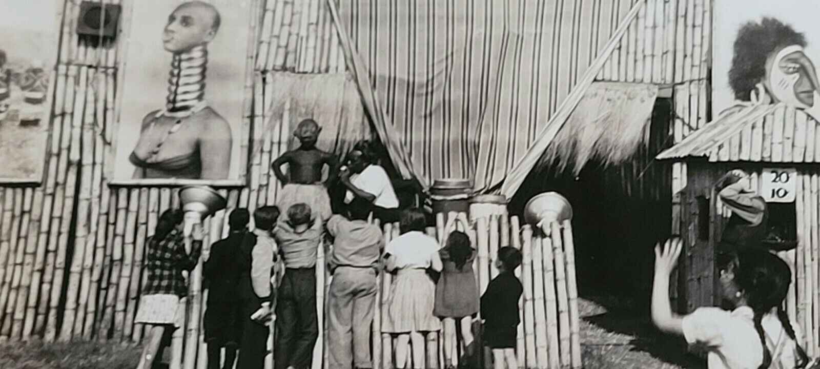 FANTASTIC CIRCUS FREAK PHOTO ON STAGE WITH FANS 1940'S VINTAGE FANTASTIC CIRCUS FREAK PHOTO ON STAGE WITH FANS 1940'S VINTAGE
