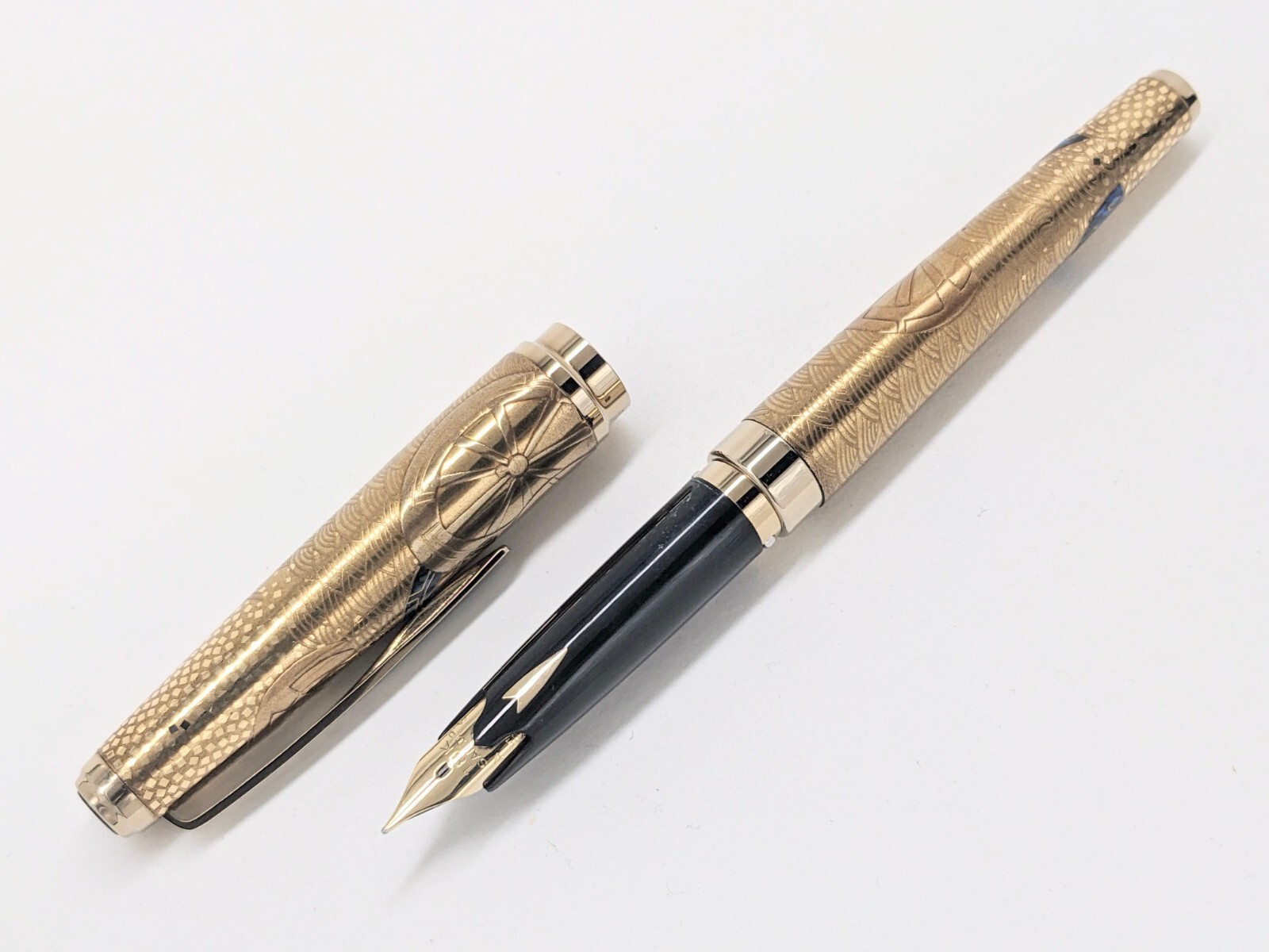 Sailor Fountain Pen '80s Wooden scroll, ebony, Kaga Takamakie, 18K M Sailor Fountain Pen '80s Wooden scroll, ebony, Kaga Takamakie, 18K M