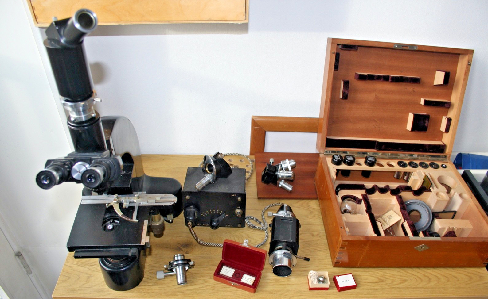Vintage E. Leitz Wetzlar Microscope Set – Objectives OEL Accessories Wooden Case Vintage E. Leitz Wetzlar Microscope Set – Objectives OEL Accessories Wooden Case