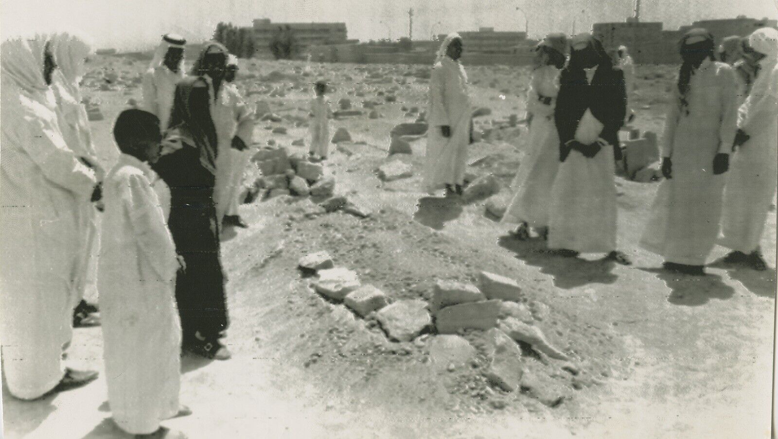 King Faisal Of Saudi Arabia Grave  Original Wire Photo  A1657 A16