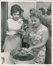 1962 Linda Bond Lamar Swope Wife Pouring Drink Women Historic Vintage Photo 8x10 picture