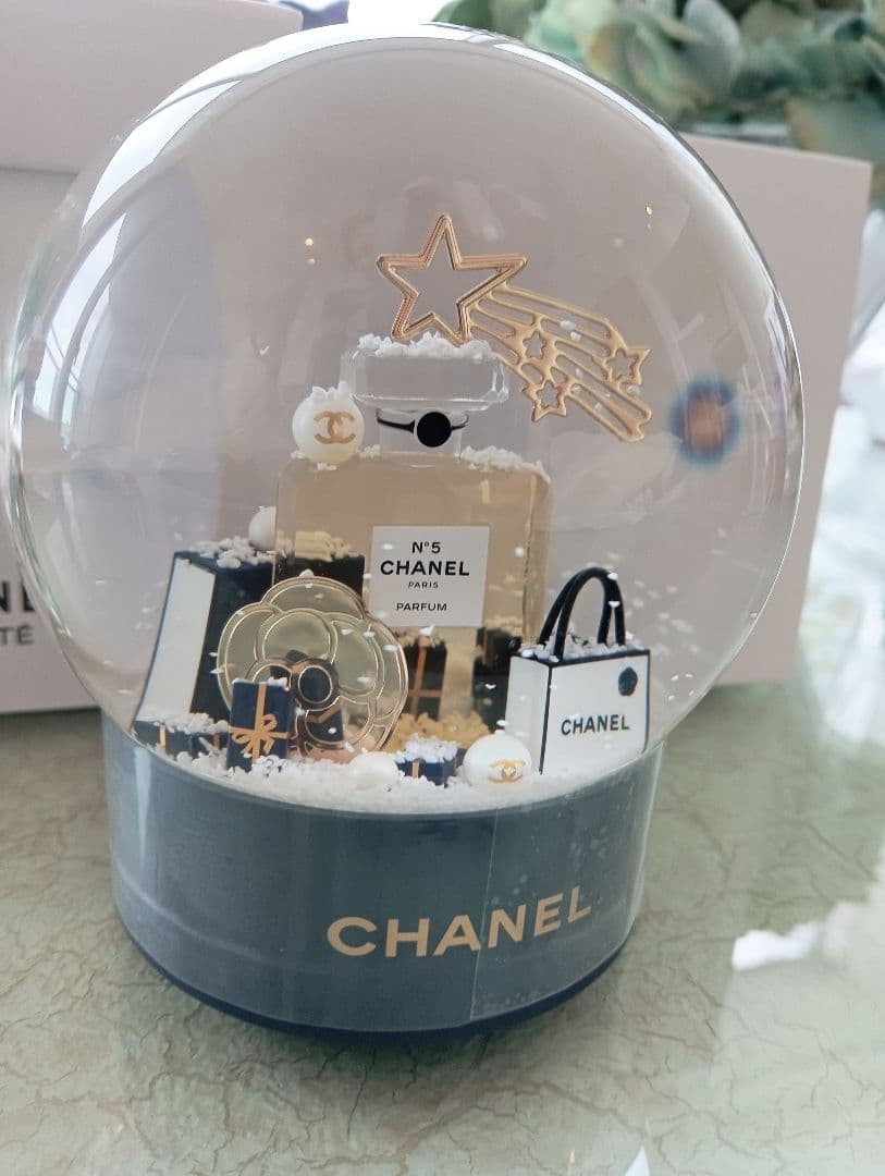 CHANEL Snow Globe VIP Novelty No 5 Perfume Bottle Holiday Gold Boxed New Gift
