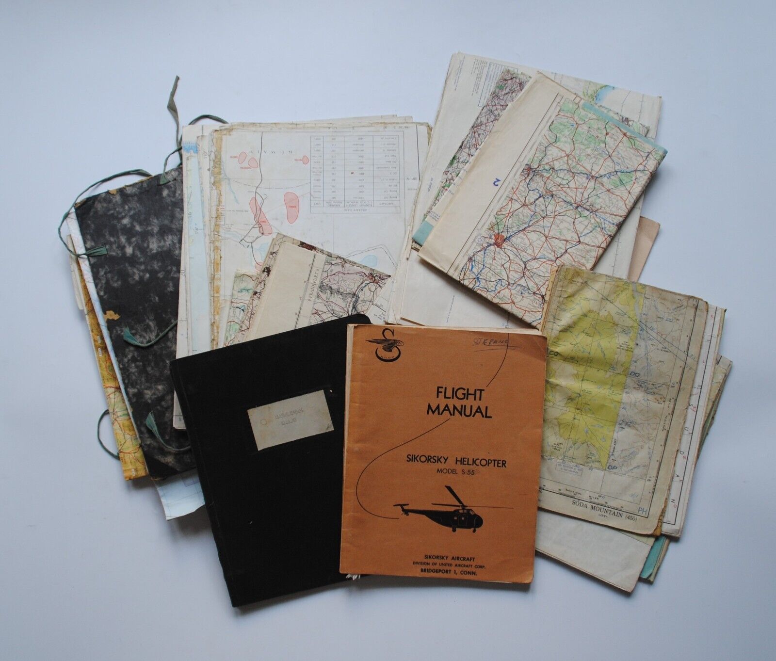 Important lot of aviation history, maps, manuals, etc.