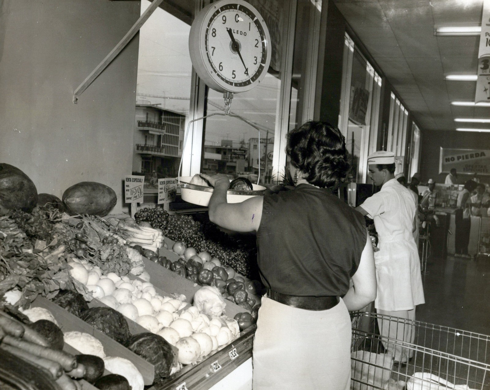 Cuba Cuban Girl Supermarket 1950s) ❤ Vintage Photo by Paco Altuna 946K