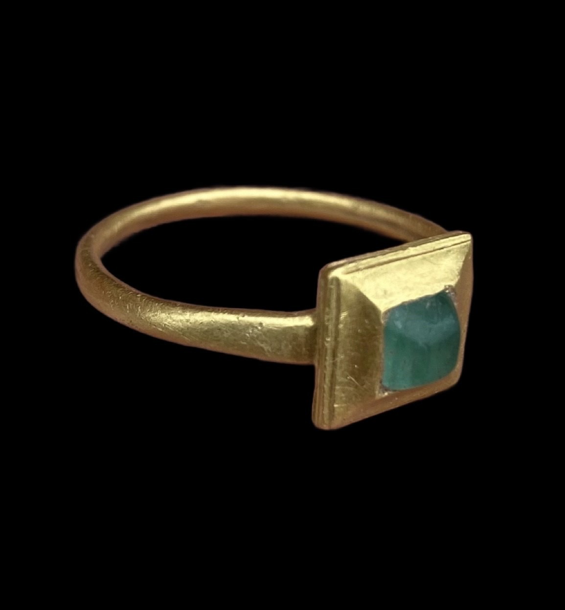 BEAUTIFUL MEDIEVAL GOLD & EMERALD RING - CIRCA 13th-14th Century AD (3498) BEAUTIFUL MEDIEVAL GOLD & EMERALD RING - CIRCA 13th-14th Century AD (3498)