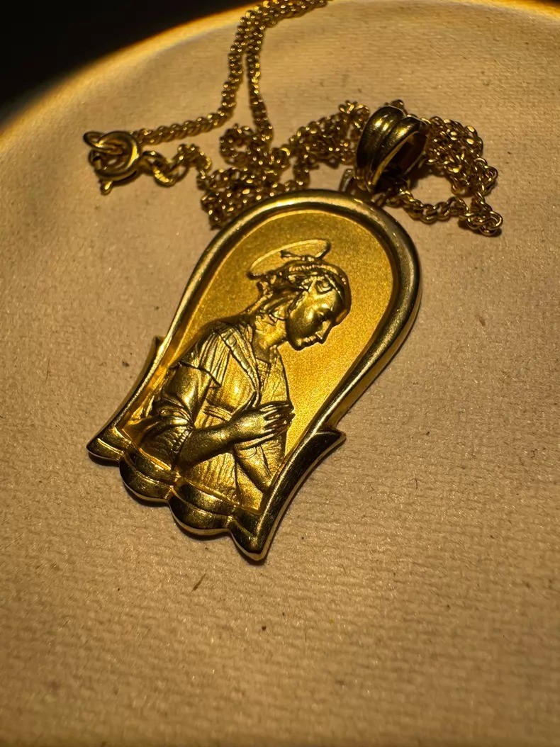 European 18K Gold French Pendant Necklace Fine Craftsmanship Vintage Rare European 18K Gold French Pendant Necklace Fine Craftsmanship Vintage Rare