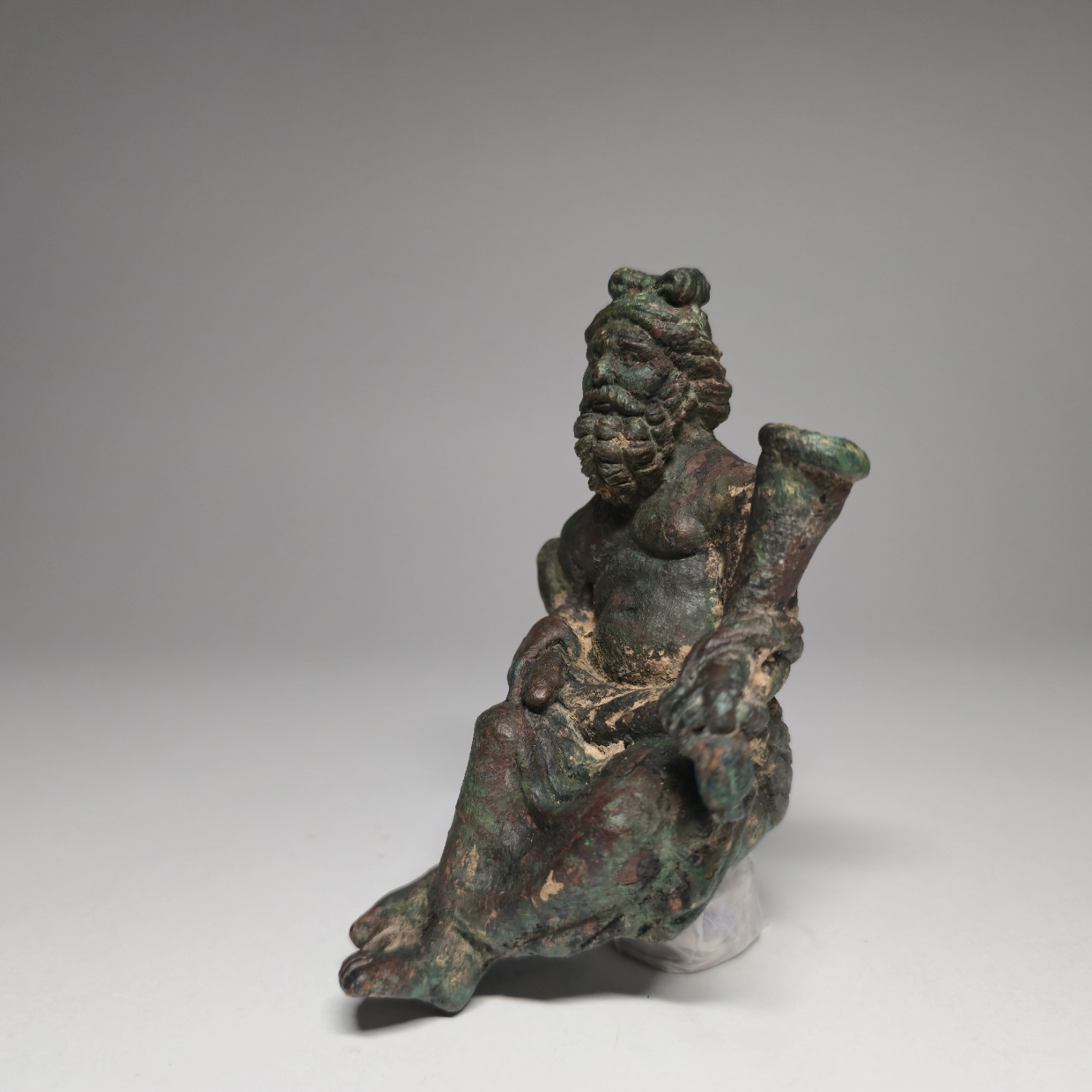 AN IMPORTANT ROMAN BRONZE STATUE OF A SEATED BEARD MAN HOLDING VESSEL.