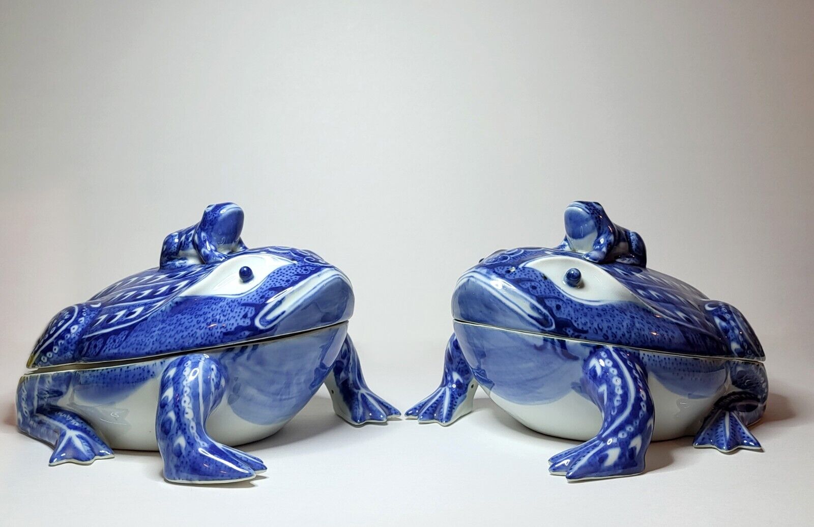 Rare pair  of Chinese blue and white frog tureens and covers, Late 19th/20th Cen