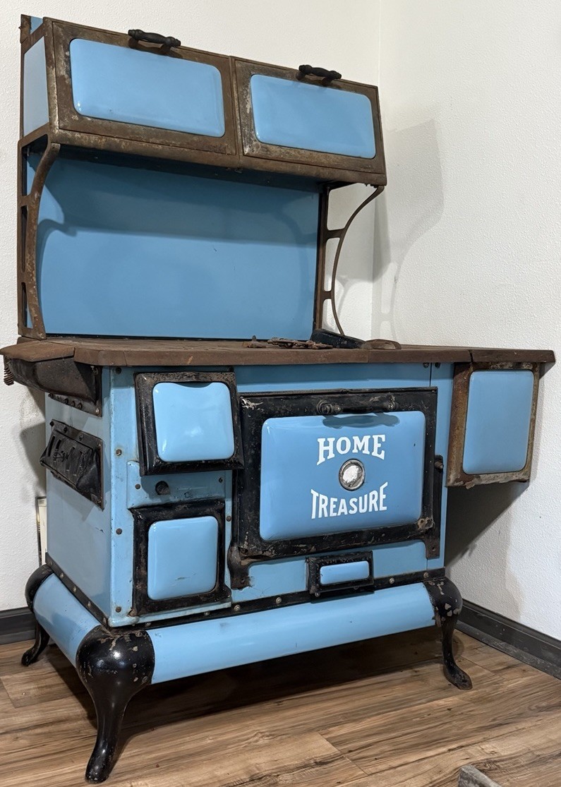 Antique Kitchen Wood Stove By Windsor Royal—pick Up Only Antique Kitchen Wood Stove By Windsor Royal—pick Up Only