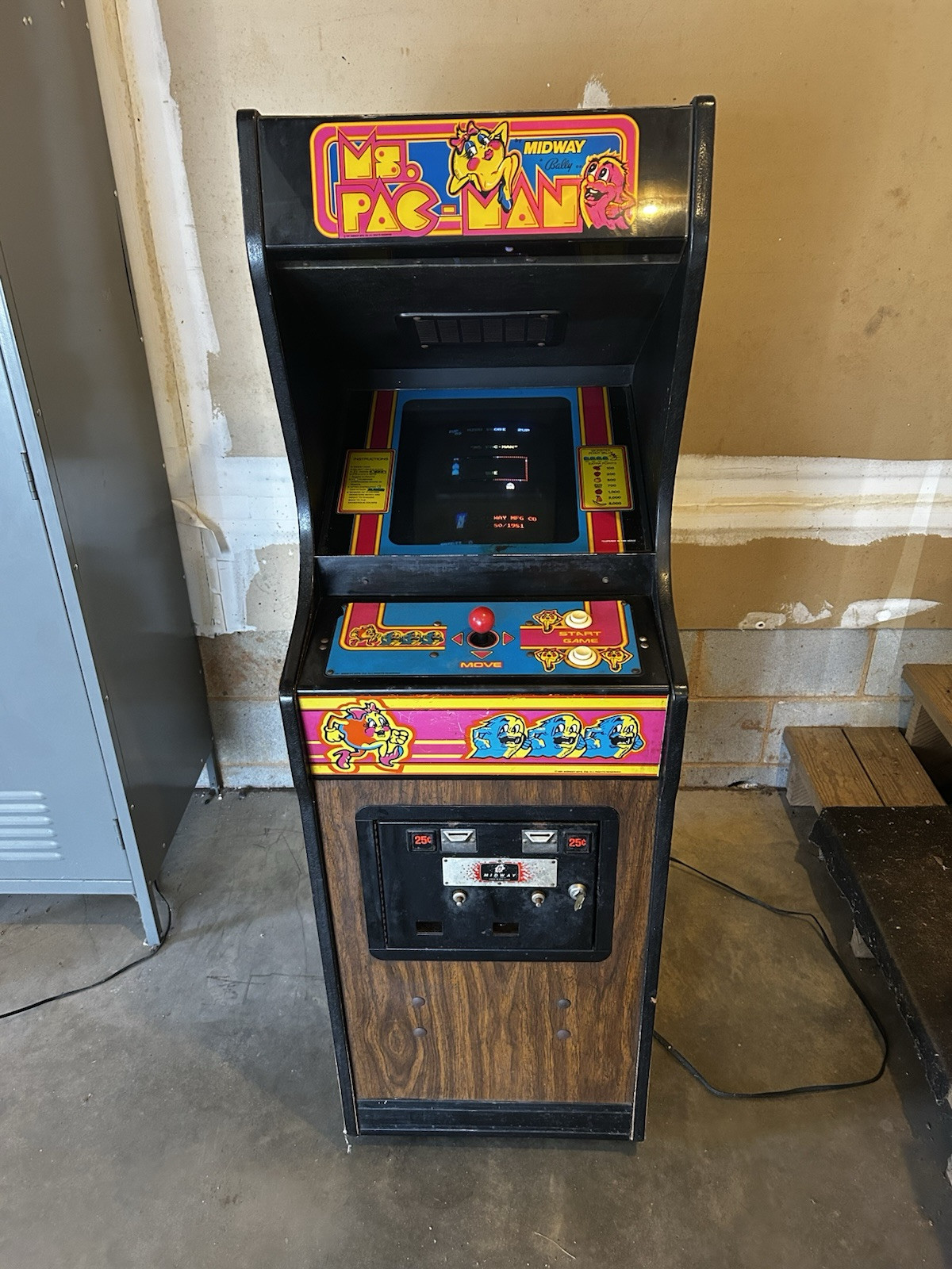 1981 Ms. PAC-MAN Machine by Midway Bally Co. 1981 Ms. PAC-MAN Machine by Midway Bally Co.