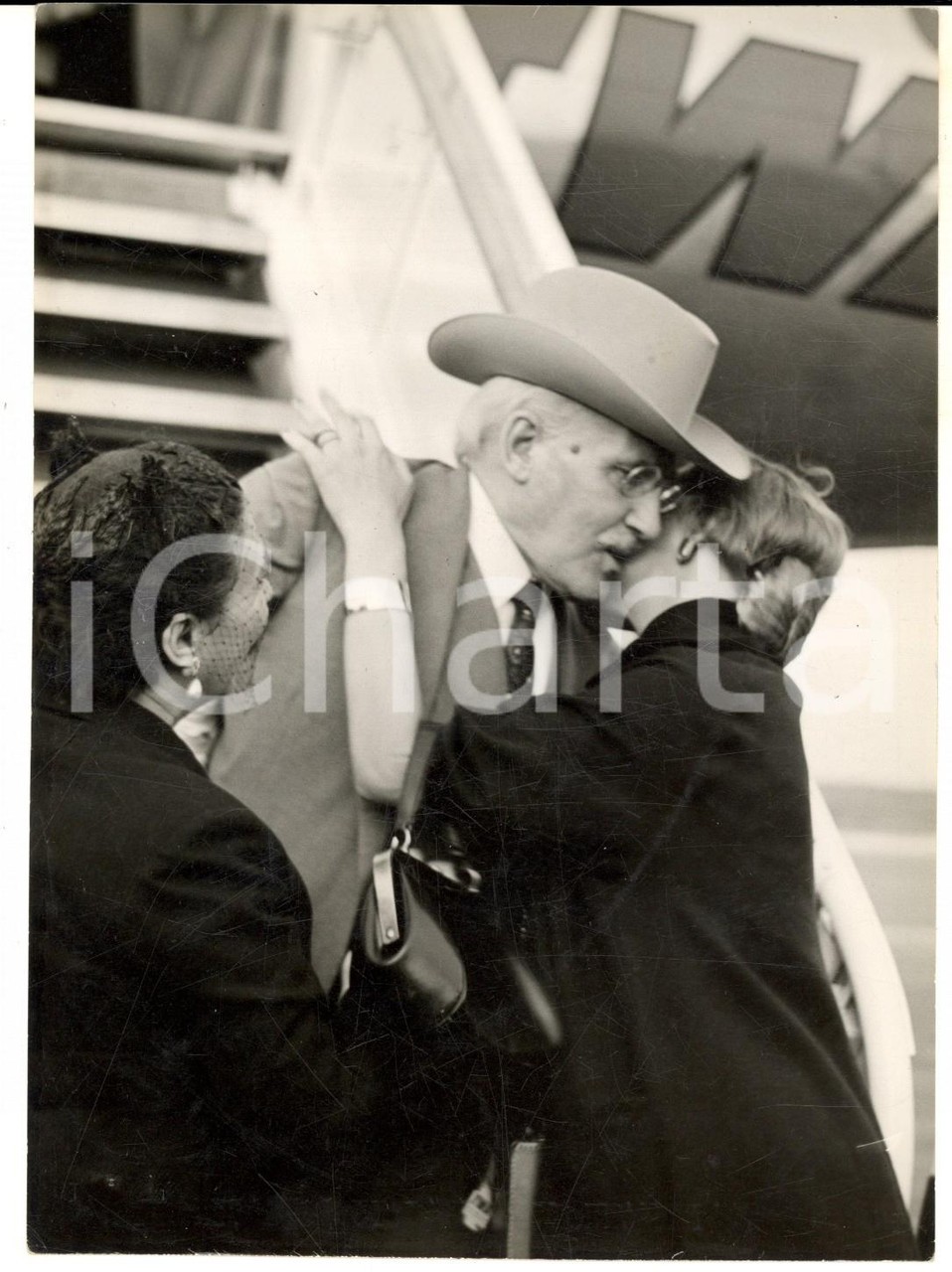 1953 MILAN MALPENSA Arturo TOSCANINI welcomed by his nephew Emanuela *Photo